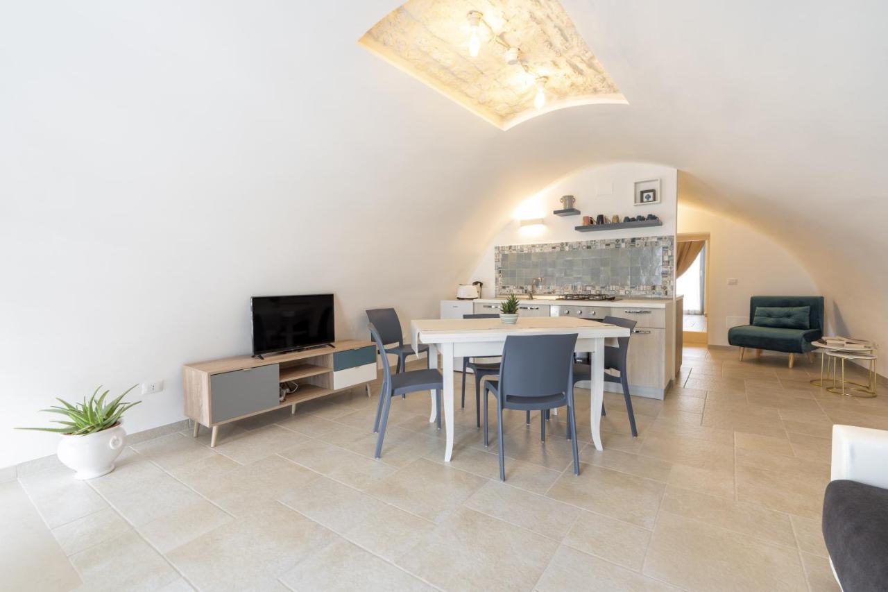 Suite La Scala Del Borgo Cisternino Exterior photo