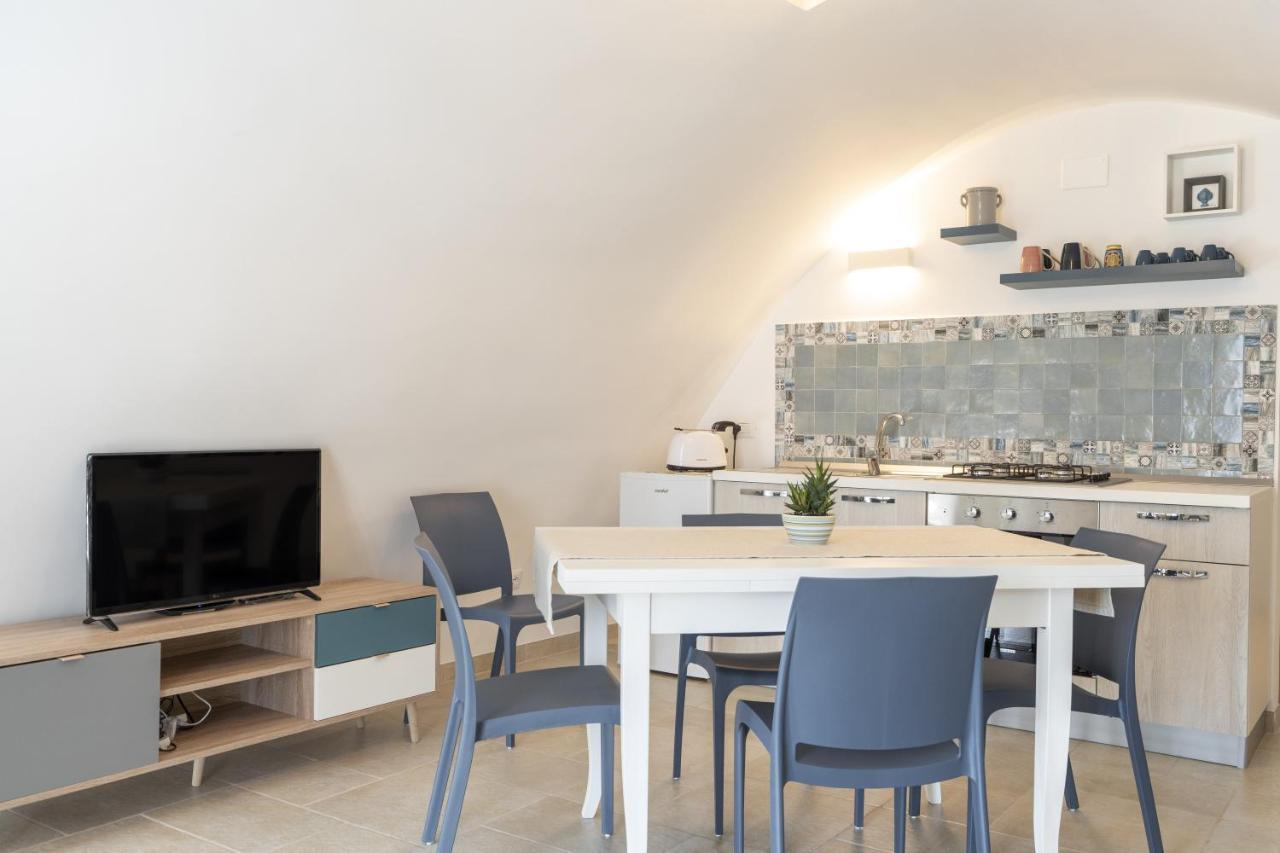 Suite La Scala Del Borgo Cisternino Exterior photo
